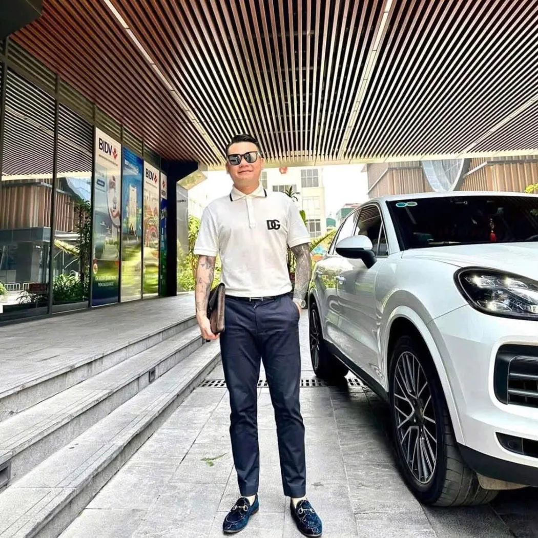 Gợi ý phối polo trắng, quần tối màu và giày lười trong ảnh được cung cấp.